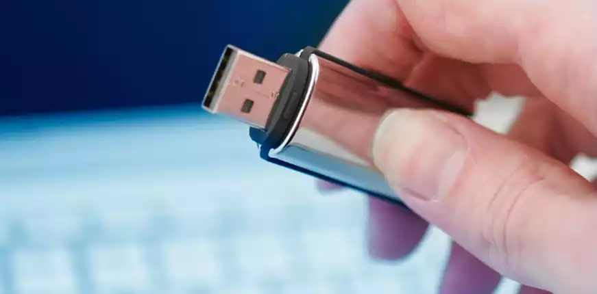 How long does data last on a flash drive?